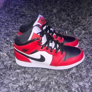 worn once! jordan 1 Mid Chicago Toe
